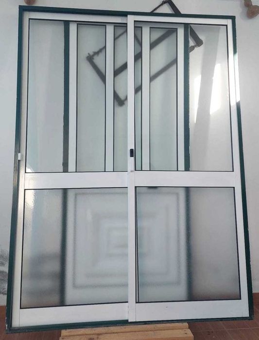 Janelas e Porta em Alumínio brancas