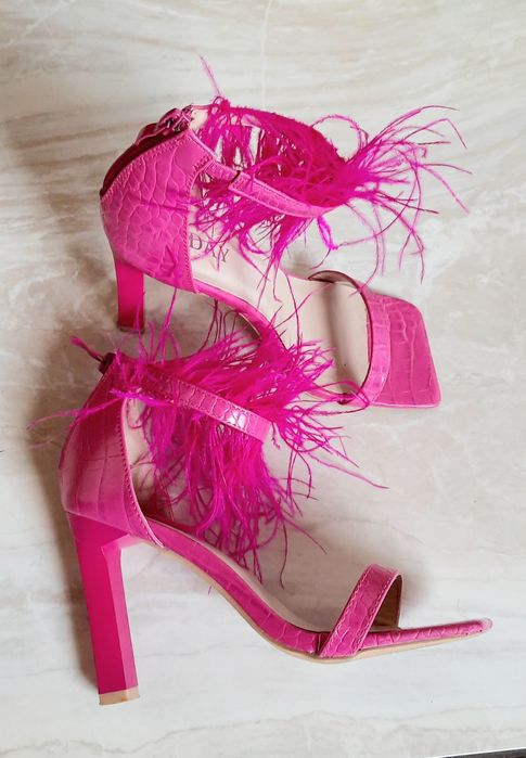 Buty na obcasie ozdobione piórami