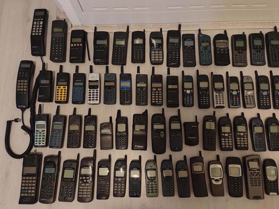 78 zabytkowych telefonów komórkowych – Nokia, Ericsson, Siemens, Sony.