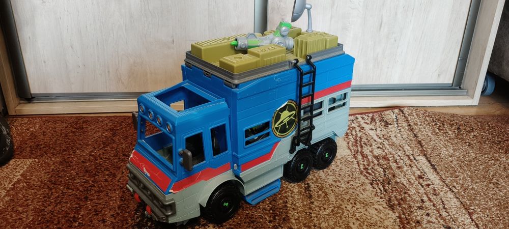 Gruchot Ben 10 z figurami i zegarkiem na rękę