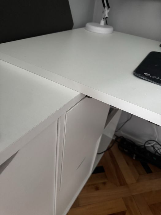 Białe biurko narożne