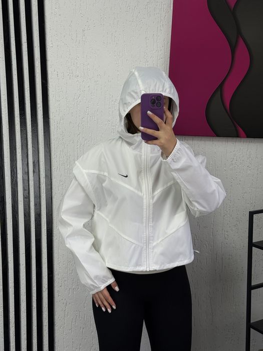 Жіноча нова куртка вітровка Nike
