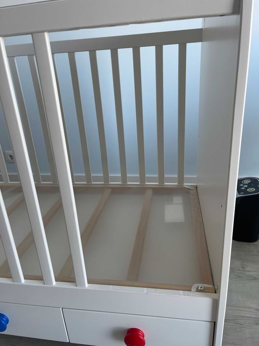 Berço branco, 60x120 cm, com colchão viscoelástico reversível.