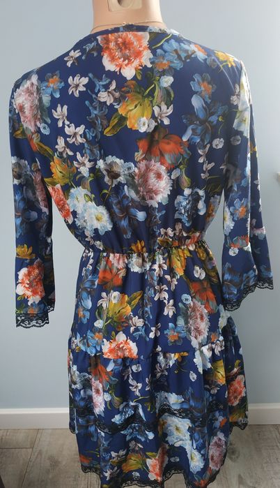 piękna sukienka w kwiatki