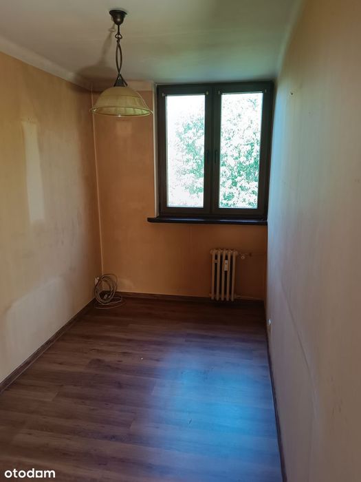 Trzypokojowe na I piętrze w niskim bloku.