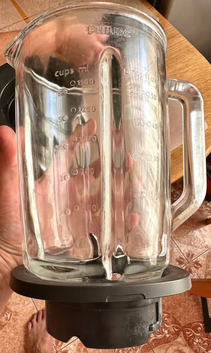 Зламаний блендер Philips.