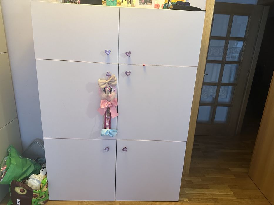 Roupeiro rosa para quarto de menina