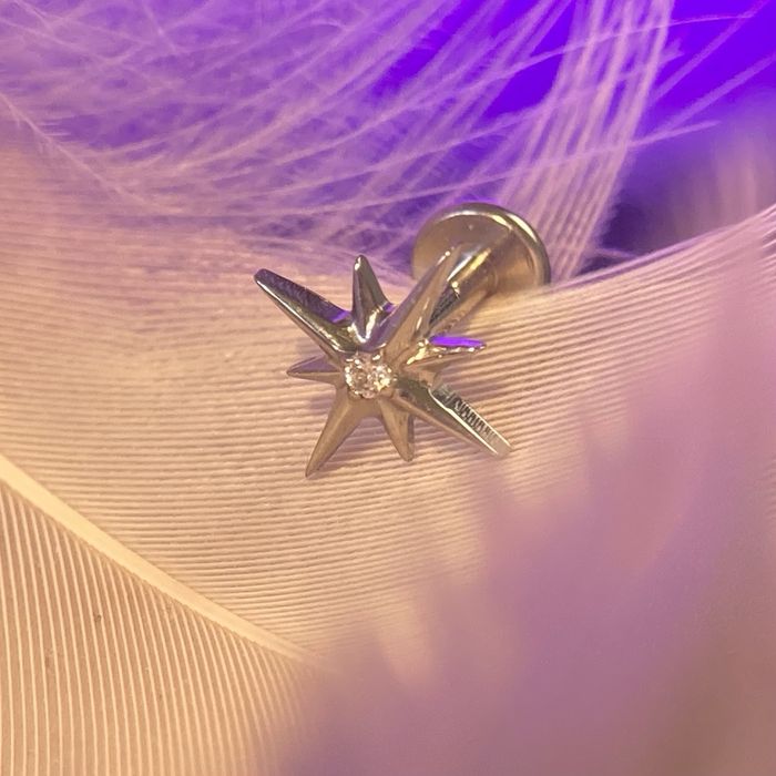 Kolczyk gwiazdka z kryształkiem, tytanowy