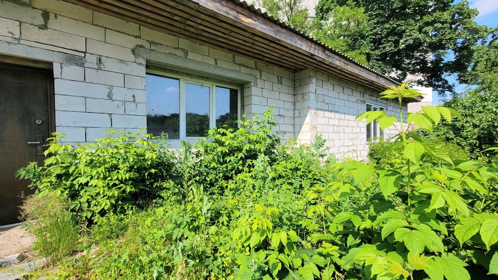 Будинок в місті біля річки
