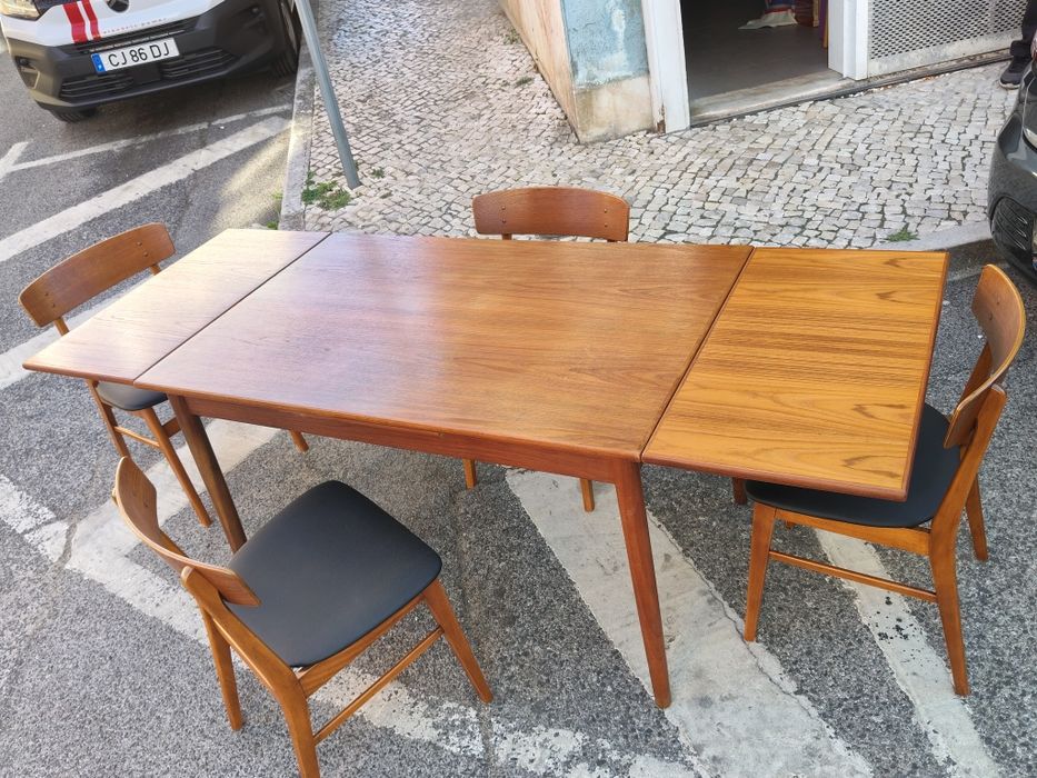 Mesa e 4 cadeiras de jantar dinamarquesa moderna de meados do século XX em teca,