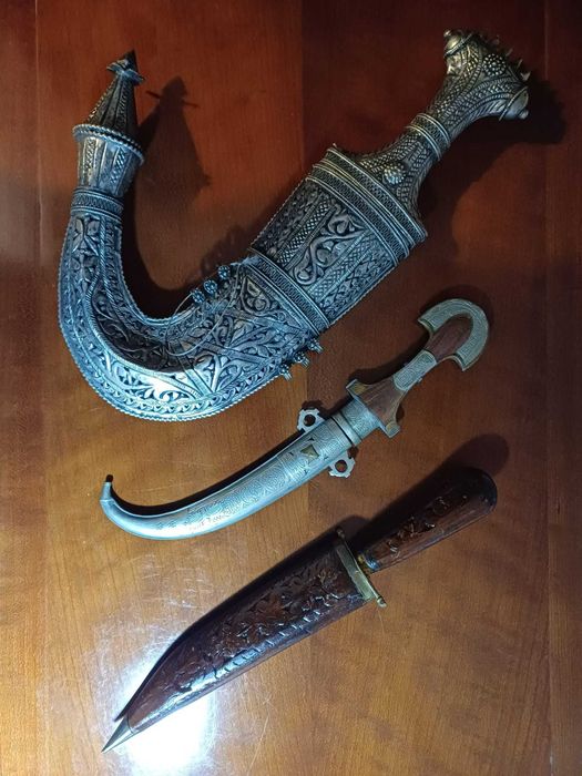 Conjunto de 3 Adagas (Jambiya) de diferentes origens