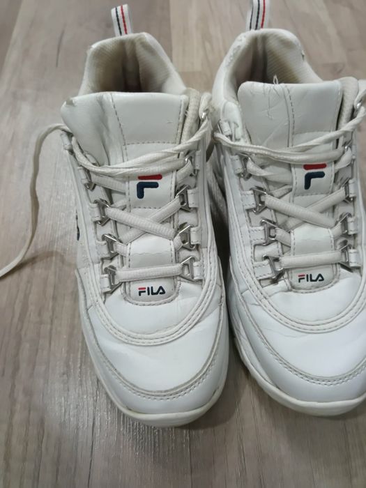 Buty damskie sportowe.