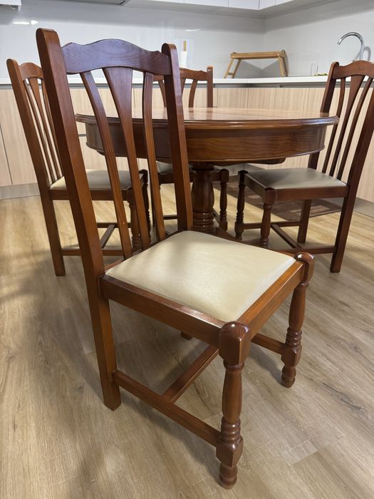 Mesa de jantar com cadeiras