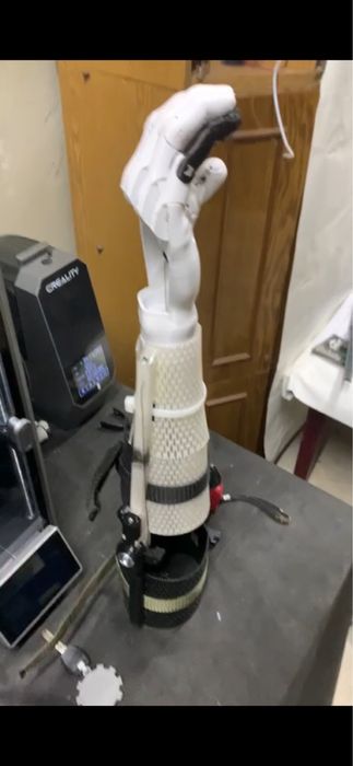 Протез із пластику. Протез руки. Протез ноги. Протезування. Легкий.