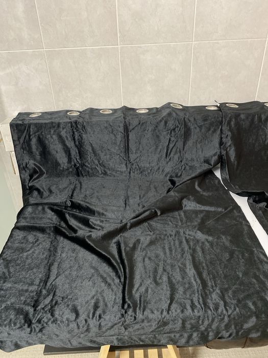 Vendo par de cortinados em veludo novos