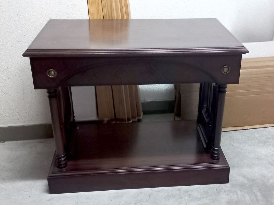 Móvel de apoio clássico - mesa para televisão ou consola de entrada