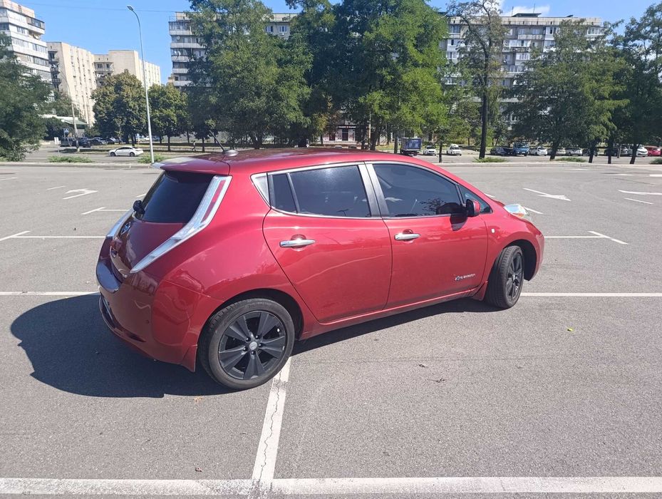 Нісан Ліф 2015 комплектація SL