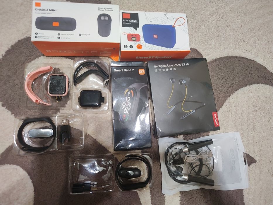 Продаються фонаріки, годинники,навушники,колонки,бритви