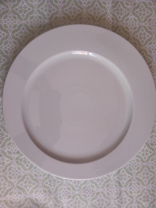 Servico de pratos rasos brancos ( Costa Verde )
