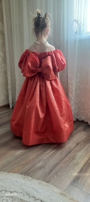 Продам сукню на випускний, святкову подію.