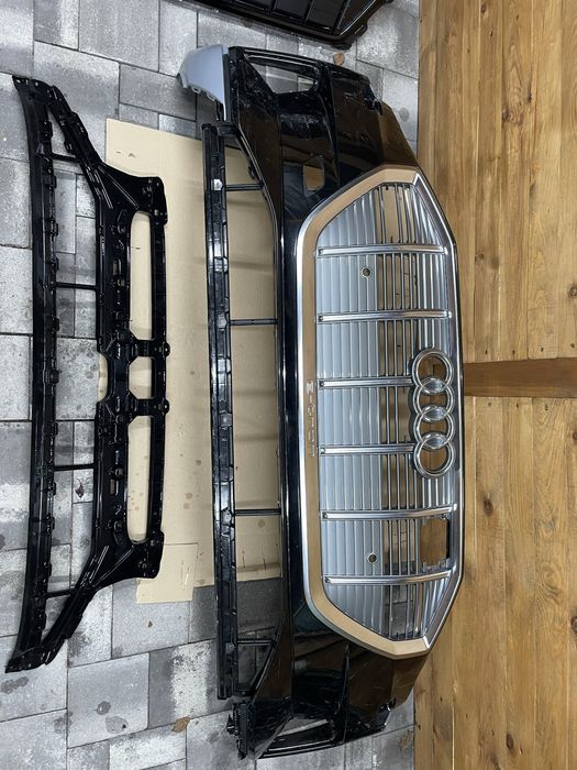 Решітка бампера нижня веутрішня Audi etron 4 ke