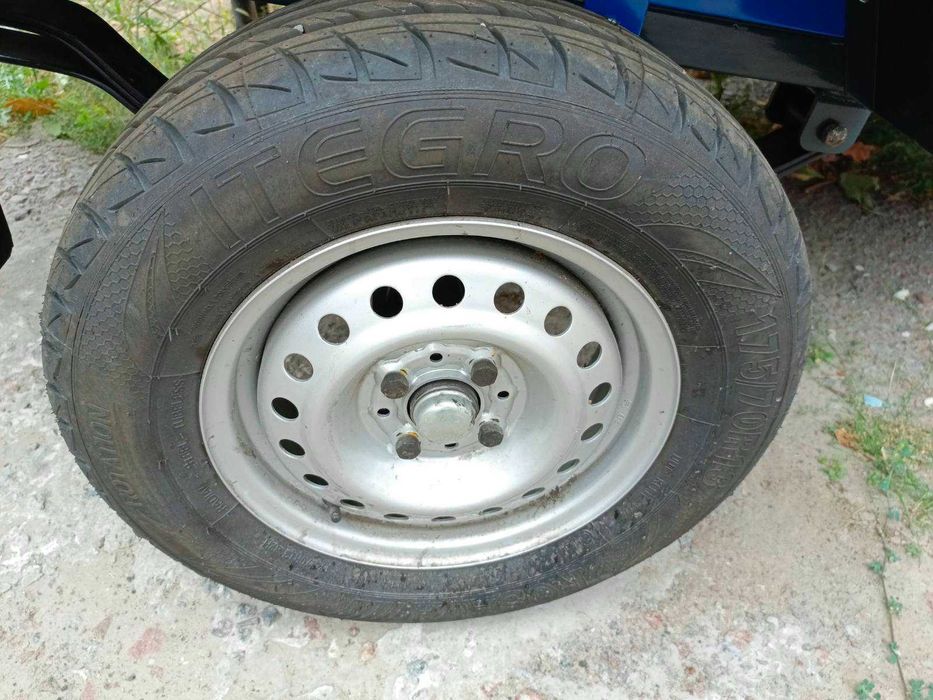 Великий легковий причіп підвищеної вантажопід"ємності