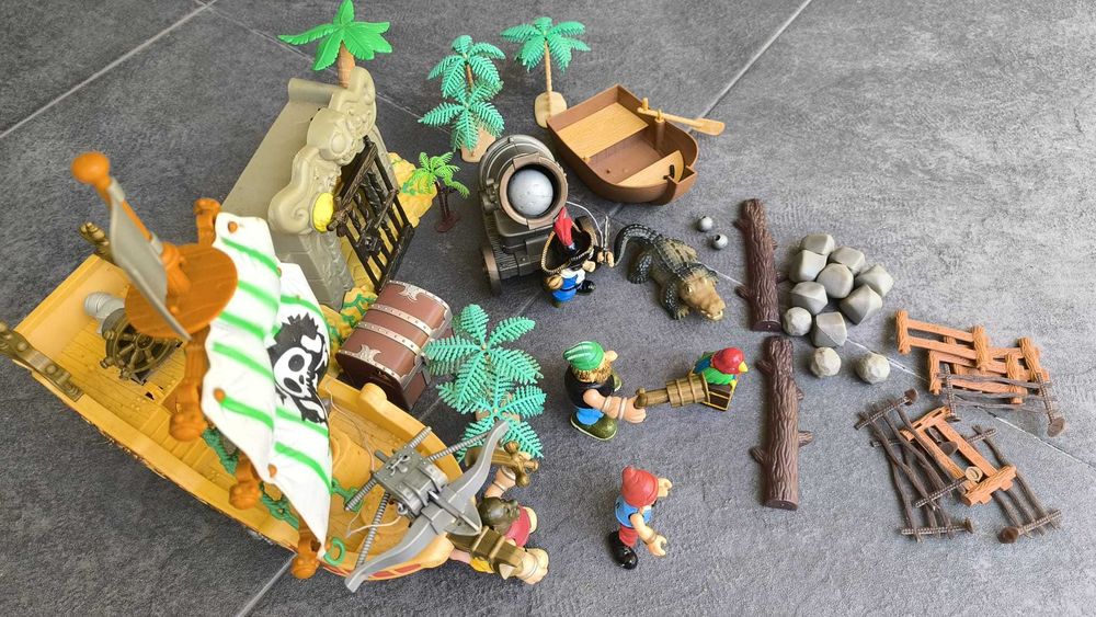 Barco Pirata com 6 figuras e muitos acessórios
