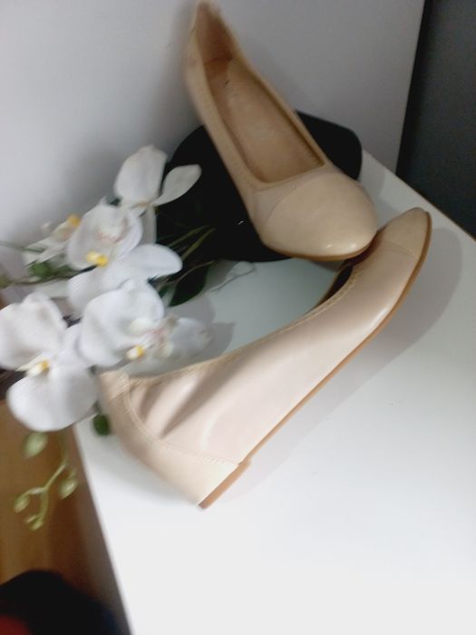 Nowe Eleganckie buty damskie   bezowe na małym koturnie 39