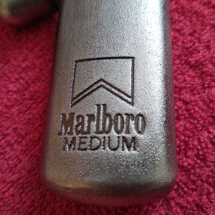 Antyk - etui Marlboro na zapalniczkę typu BIC
