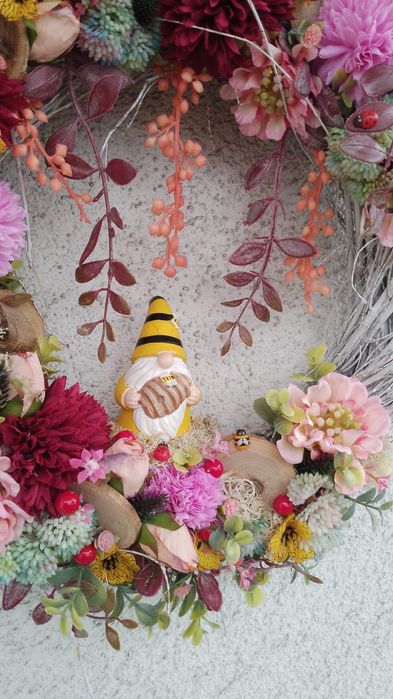 Wianek wiosenny z krasnalem