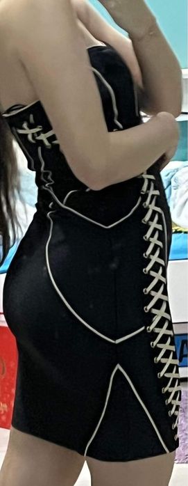 Fashion Nova koktajlowa czarna ze złotym tuba modelująca  r. S
