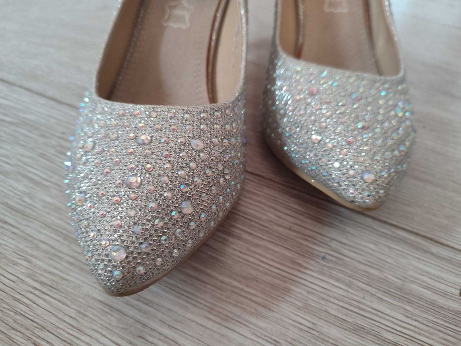 Piękne buty z cyrkoniami