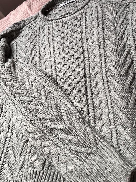 Szary sweter z wzorem