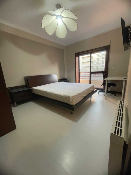 Cama casal em madeira com mesinhas incorporadas