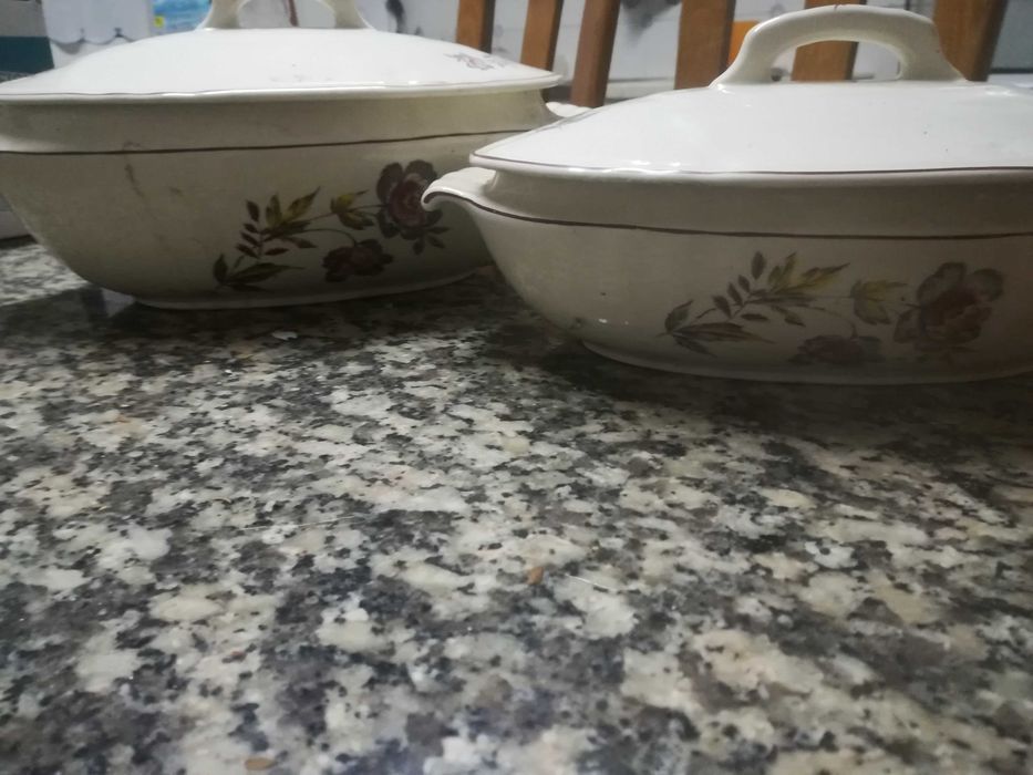 2 terrinas de sacavem de tamanhos diferentes