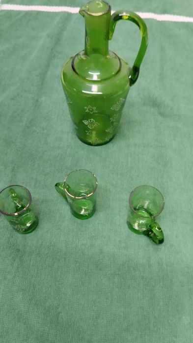 Jarra e três copinhos de licor