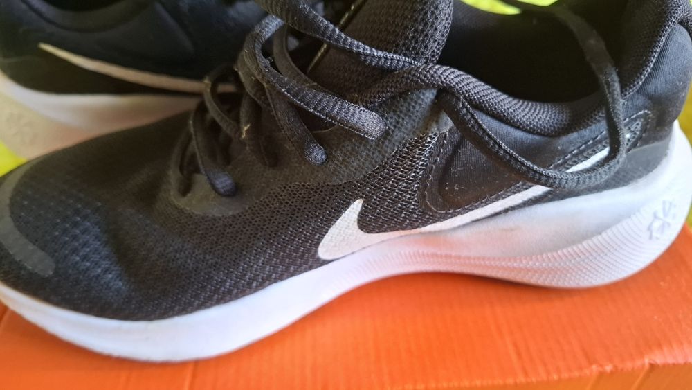 Ténis Nike revolution
