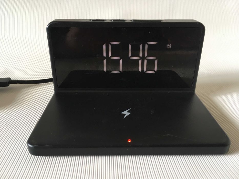 Настільний годинник з бездротовою зарядкою