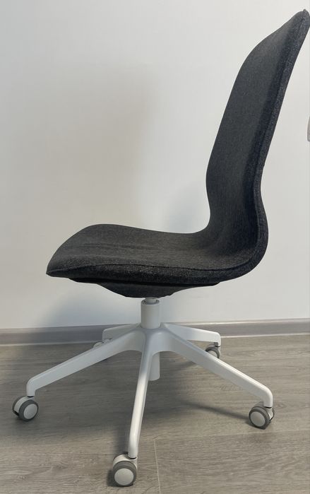 Стильне офісне крісло зі зручною спинкою та регулюванням висоти