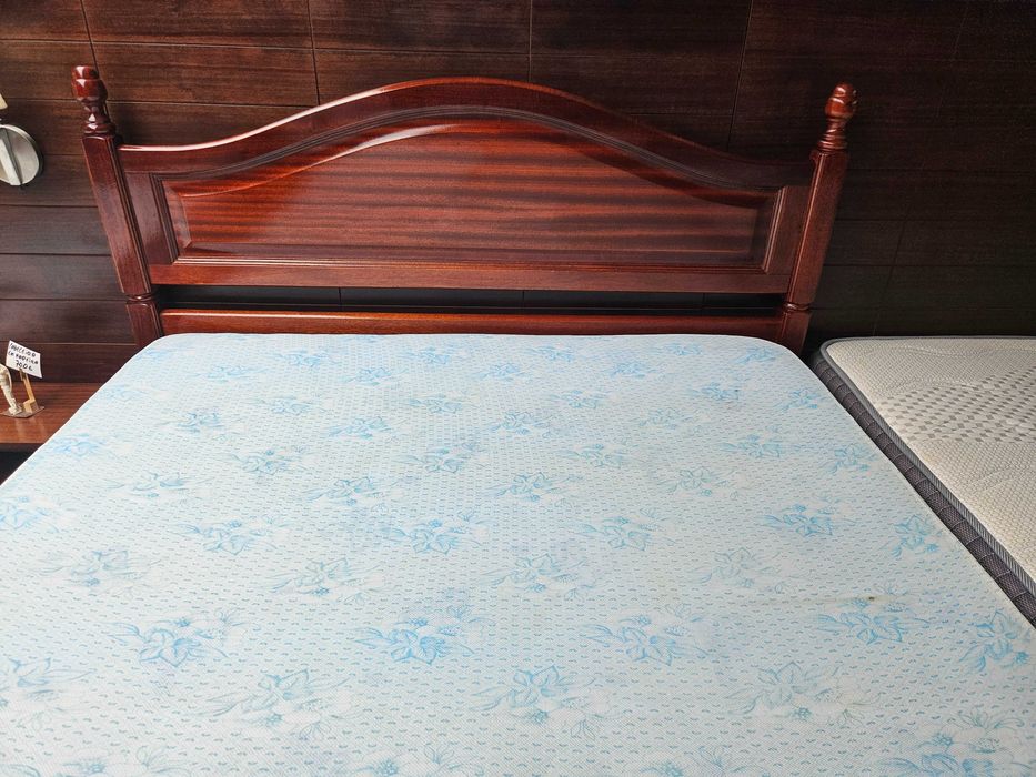 Cama com estrado e colchão - óptimo estado geral