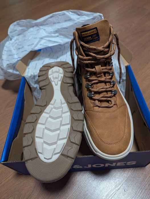 Стильні чоловічі черевики Jack & Jones з екошкіри коричневого кольору.