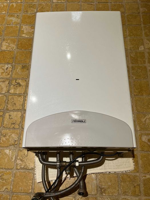 Caldeira Ferroli Domina F 24 E – Aquecimento Central e Águas Quentes Sanitárias – 24 kW Preço: 150 €
