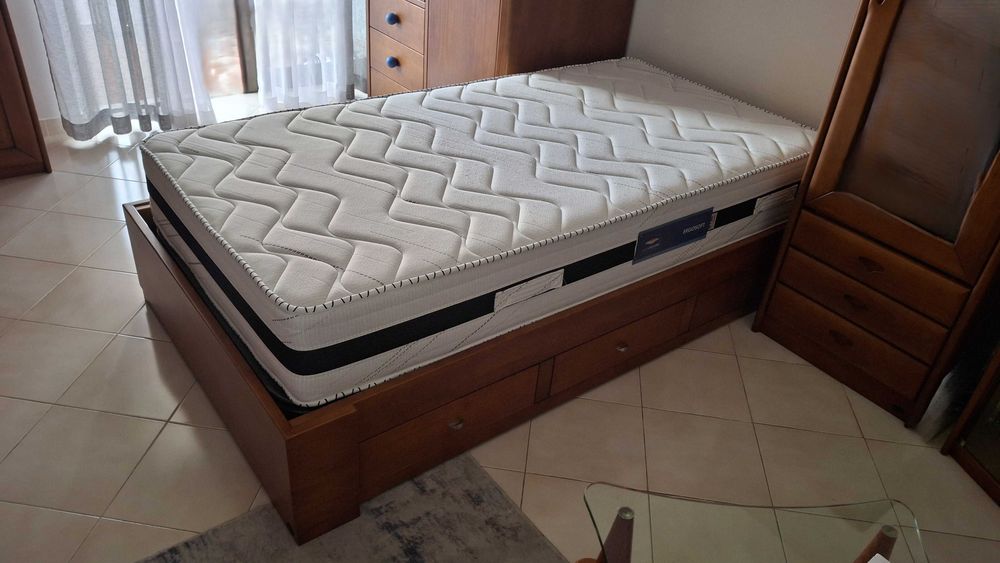 Cama de solteiro em madeira maciça envernizada ARC