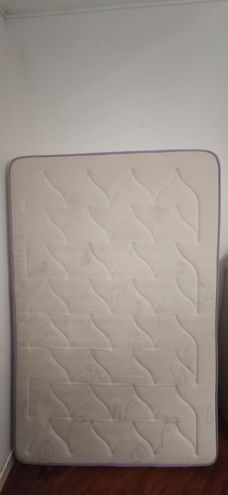 Cama de ferro com mesas e colchão