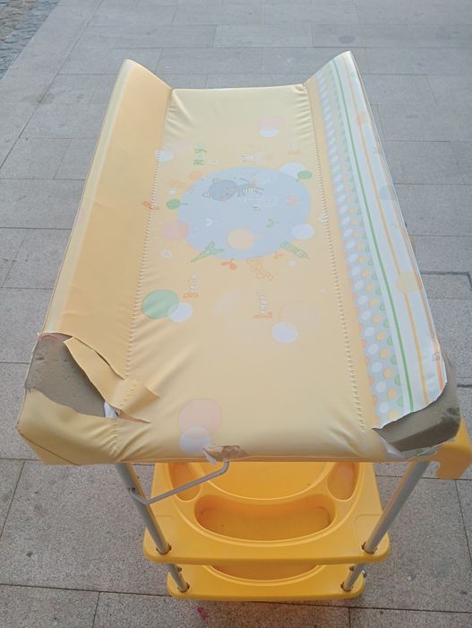 Muda fraldas com banheira