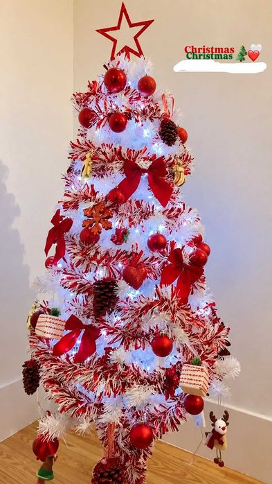Vendo árvore de Natal branca de 1,80 m, muito bonita e em ótimo estado.