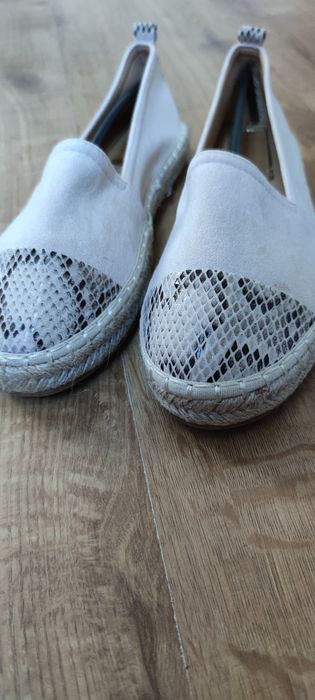 Beżowe espadryle z tłoczeniem zwierzęcym