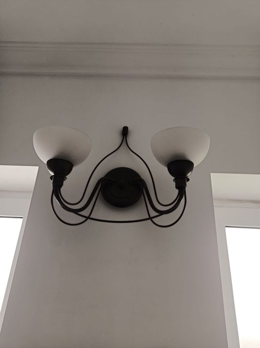 Candeeiros de parede, em ferro e vidro fosco