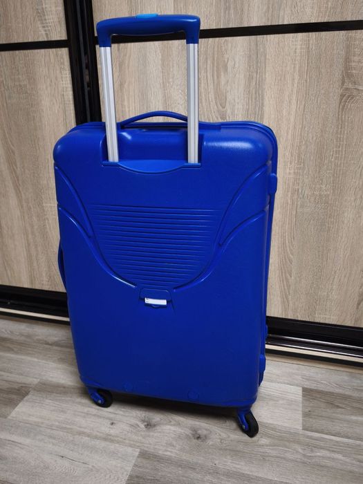 Валіза середнього "American tourist"розміру з пластику на 4 колесах