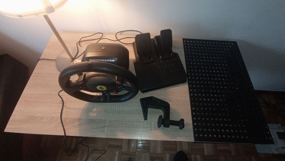 Volante Ferrari thrustmaster em perfeito estado e nunca usado